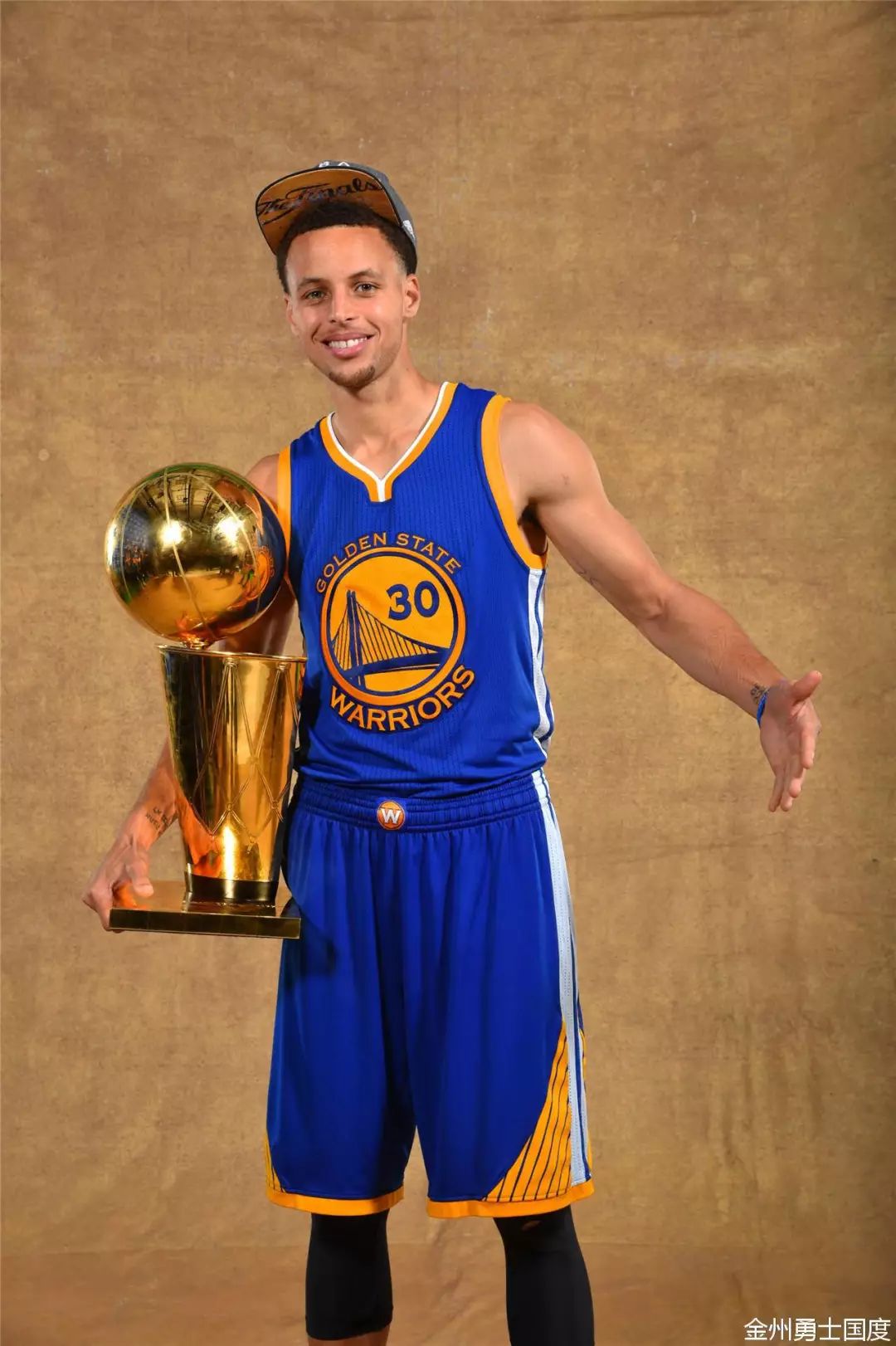 男子投篮意外扔进神仙三分球